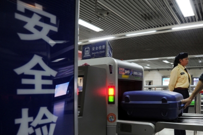 Passengers say the security checks at Shanghai subway are lax. Niu Yixin - photo by Xinhua 